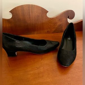 Vaneli Italian Embossed Leather (non)Flats - fits like an 8